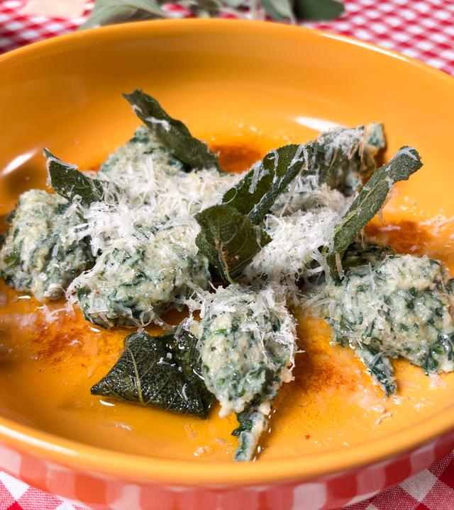 Ricotta-Spinat-Malfatti auf einem Teller
