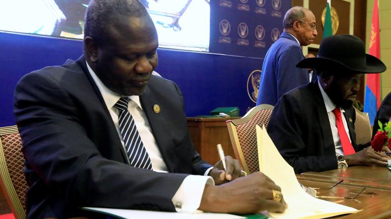 Riek Machar und  Südsudans Präsident Salva Kiir am 05.08.2018 in Kahrtum (Sudan)