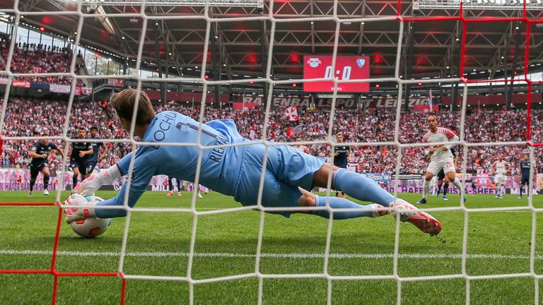 Bochums Torwart Manuel Riemann hält den Elfmeter von Leipzigs Xavi Simons.