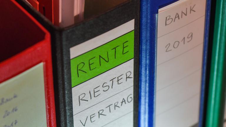 Ein Ordner mit der Aufschrift «Rente Riester Vertrag» steht zwischen anderen Aktenordnern.