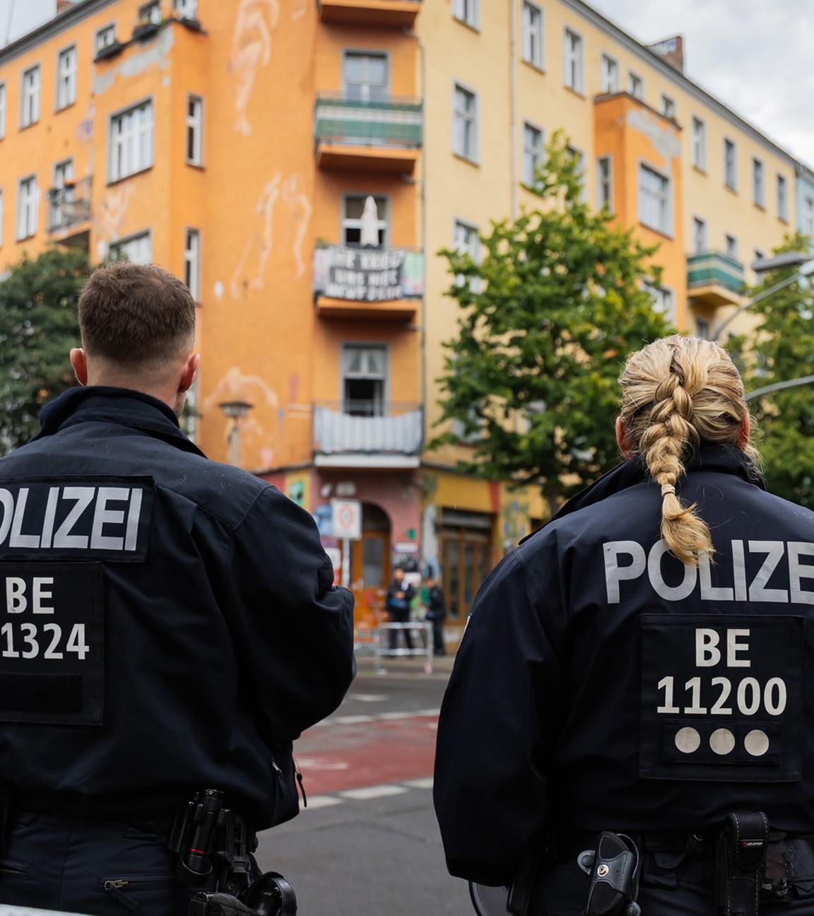 Polizeikräfte sind am 28.08.2025 in der Rigaer Straße in Berlin Friedrichshain im Einsatz.