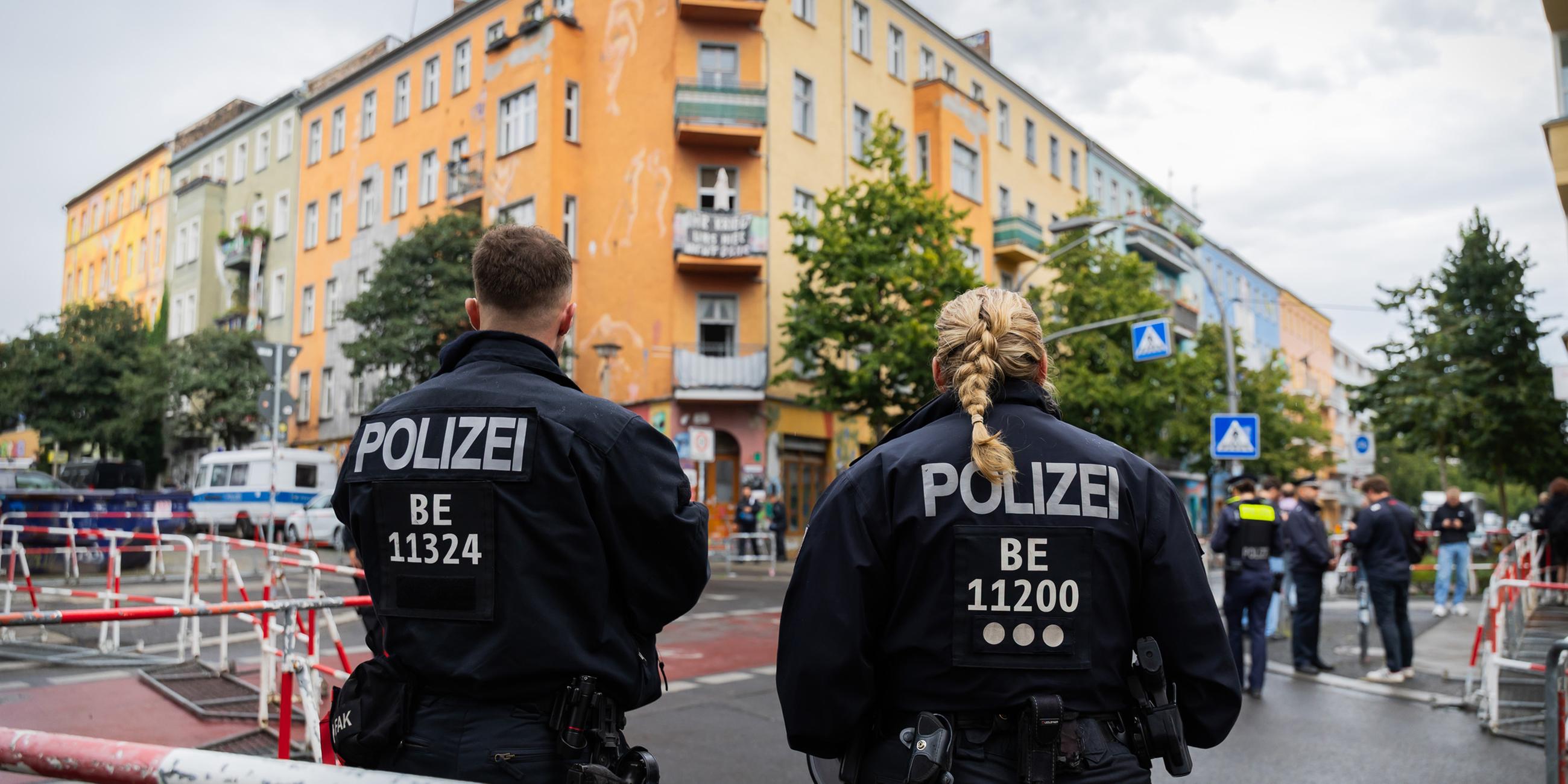 Polizeikräfte sind am 28.08.2025 in der Rigaer Straße in Berlin Friedrichshain im Einsatz.