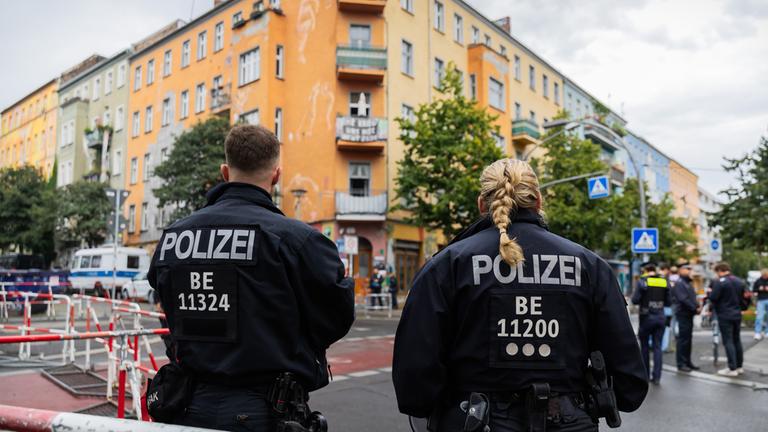 Polizeikräfte sind am 28.08.2025 in der Rigaer Straße in Berlin Friedrichshain im Einsatz.