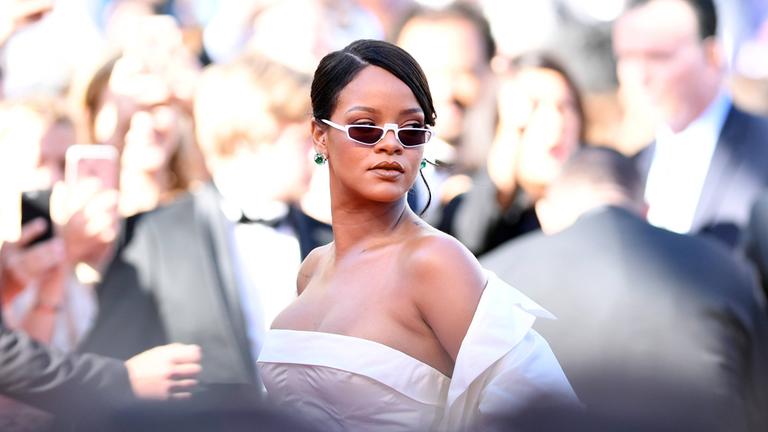 Die weltberühmte Sängerin Rihanna trifft zur Vorführung des Films „Okja“ im Wettbewerb der 70. Internationalen Filmfestspiele von Cannes in Cannes, Frankreich, ein. Nur zur redaktionellen Verwendung.