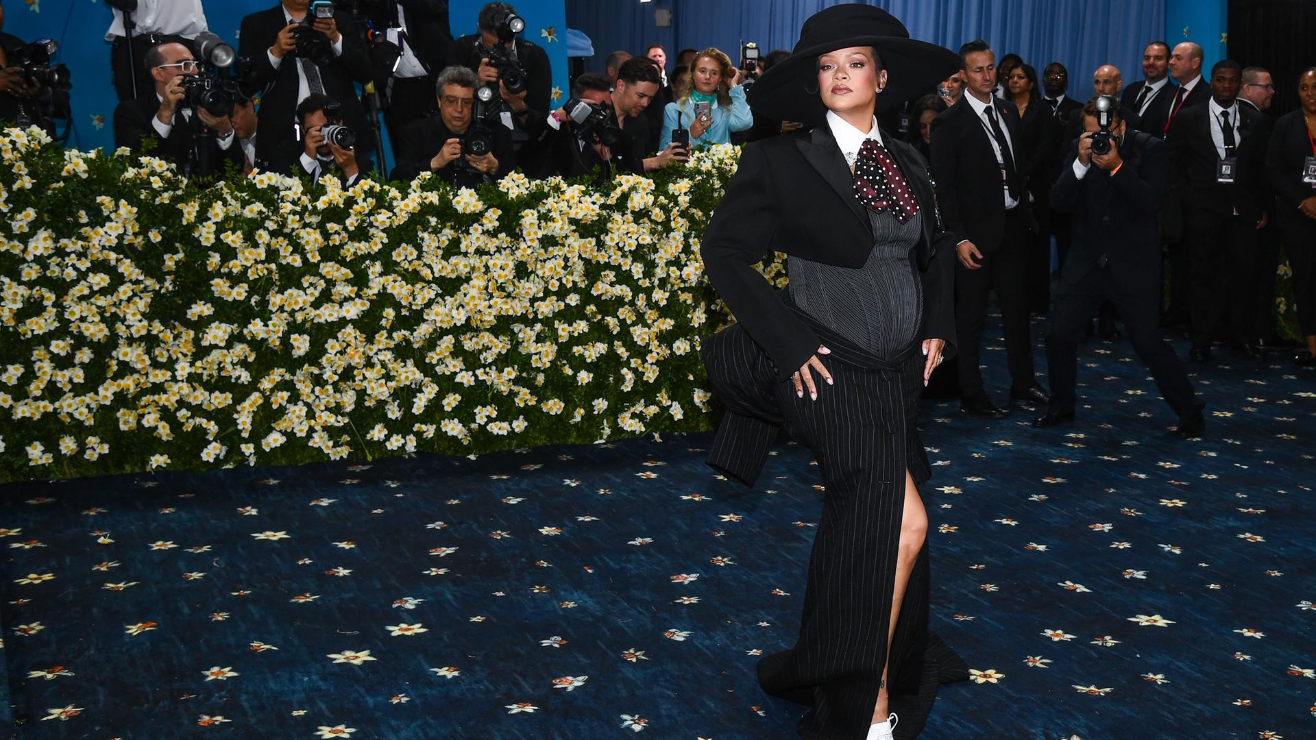 Rihanna setzte ihren Baby-Bauch perfekt in Szene auf der Met Gala 2025.