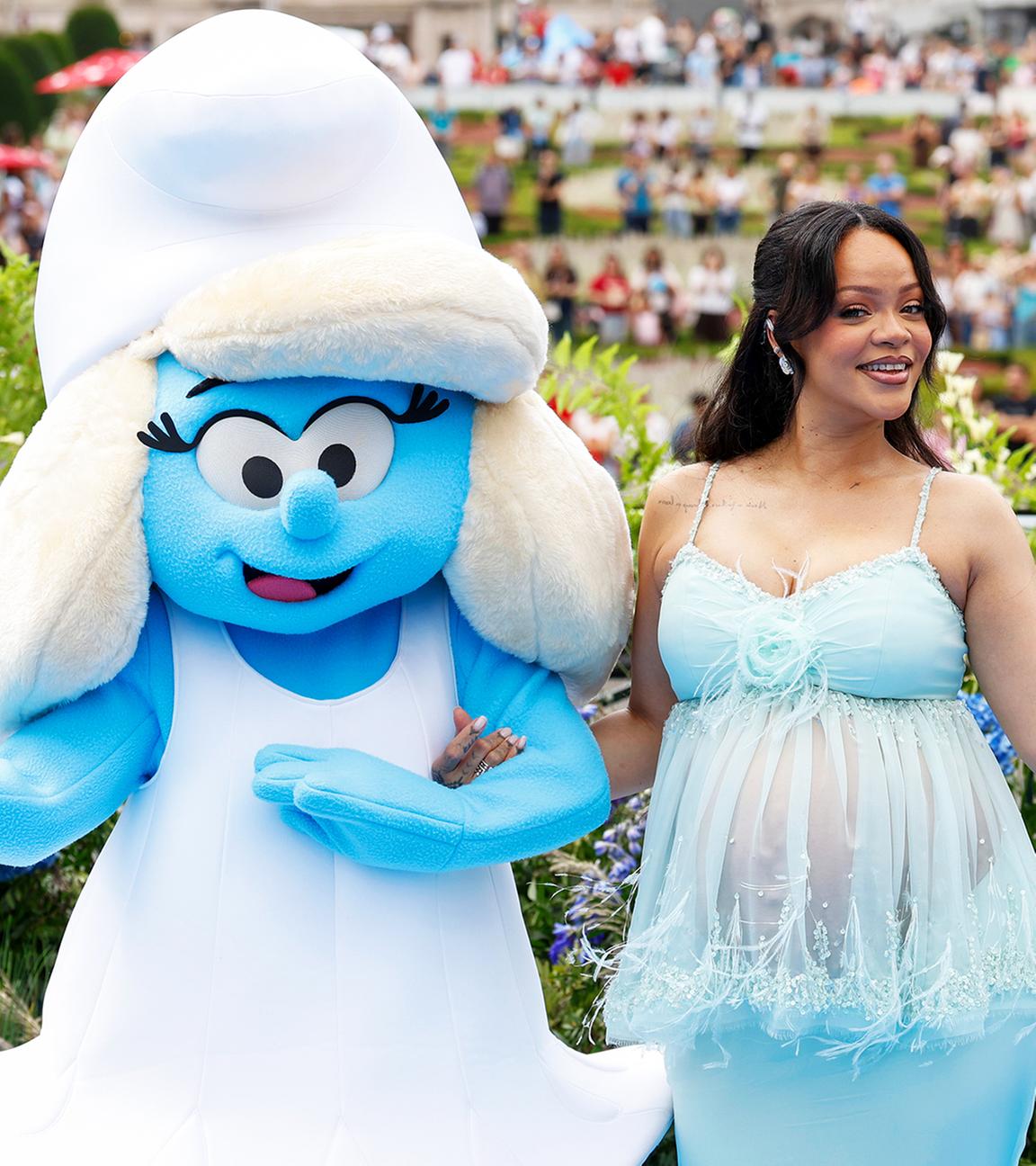 Gelungener Auftritt: Rihanna kam in einem hellblauen, durchsichtigen Babydoll-Kleid und passte damit perfekt zu Schlumpfine. Zum Film hat die Sängerin einen Song beigesteuert. (30.06.2025)