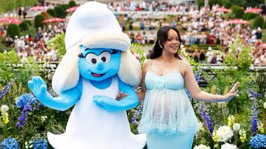 Gelungener Auftritt: Rihanna kam in einem hellblauen, durchsichtigen Babydoll-Kleid und passte damit perfekt zu Schlumpfine. Zum Film hat die Sängerin einen Song beigesteuert. (30.06.2025)