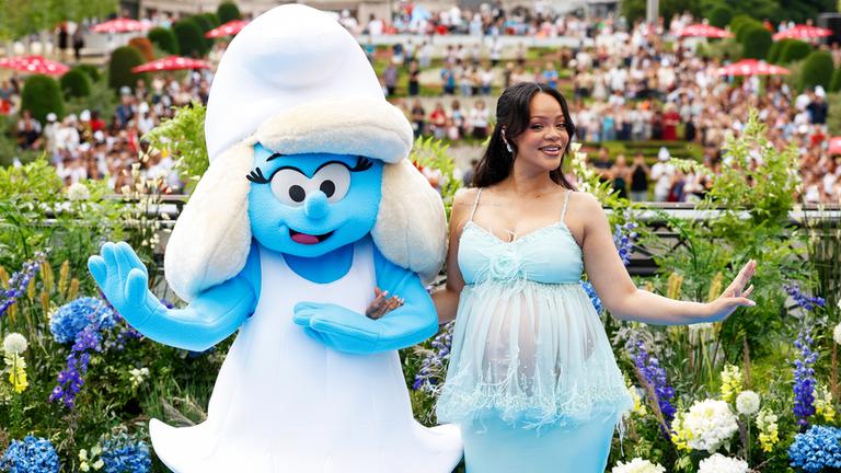 Gelungener Auftritt: Rihanna kam in einem hellblauen, durchsichtigen Babydoll-Kleid und passte damit perfekt zu Schlumpfine. Zum Film hat die Sängerin einen Song beigesteuert. (30.06.2025)