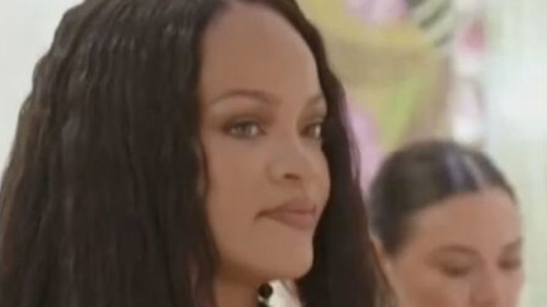 Rihanna besucht Milliardärsfamilie in Mumbai