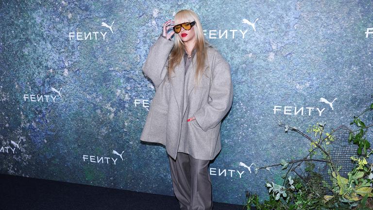 In übergroßer Jacke und weiten Hosen erschien der Pop-Star bei der Präsentation ihrer neuen Modelinie. Ihre Kollektion ist in Erdfarben gehalten. Braun- und Grüntöne dominieren. (18.04.2024) 