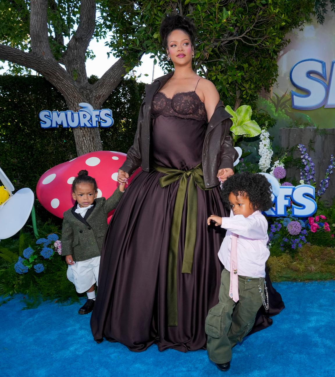 Rihanna mit Söhnen auf "Schlümpfe"-Premiere