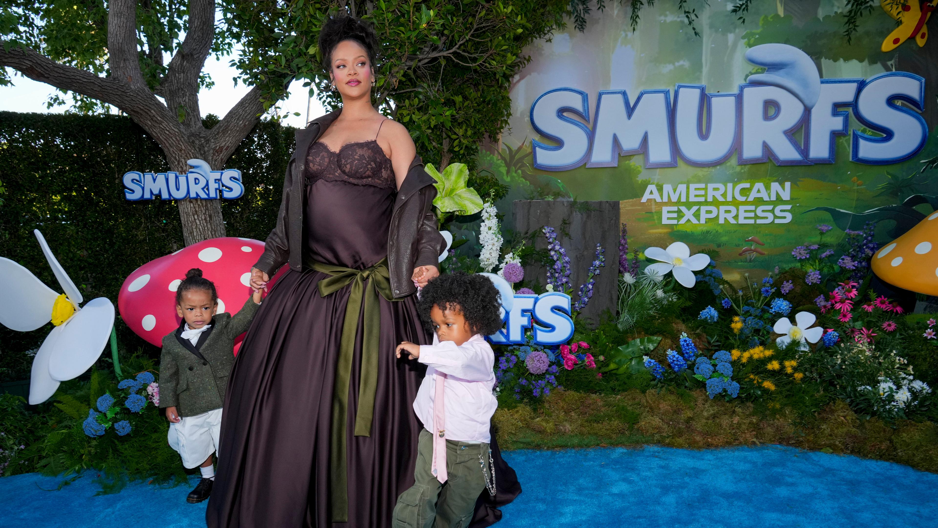 Rihanna mit Söhnen auf "Schlümpfe"-Premiere