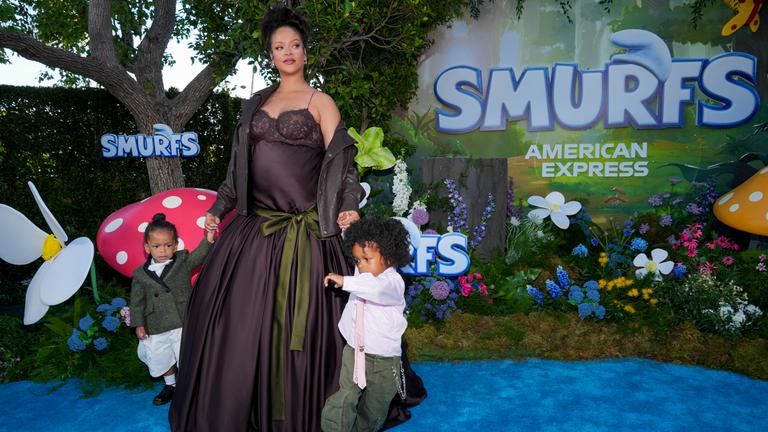 Rihanna mit Söhnen auf "Schlümpfe"-Premiere