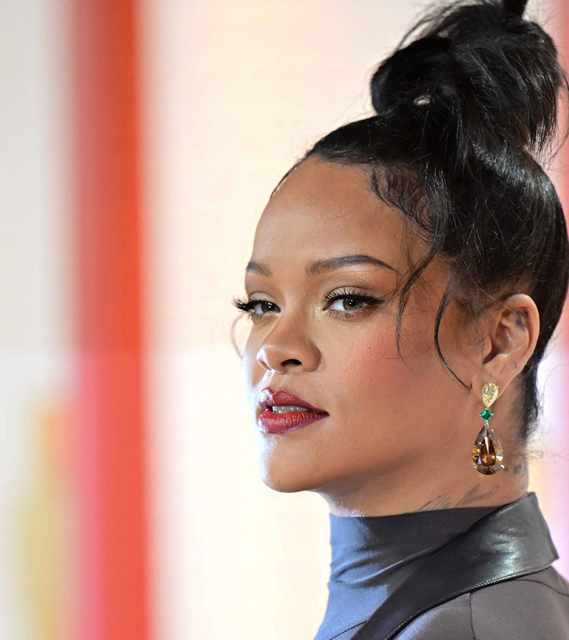 Rihanna ist zu sehen, der Hintergrund ist dabei unscharf.