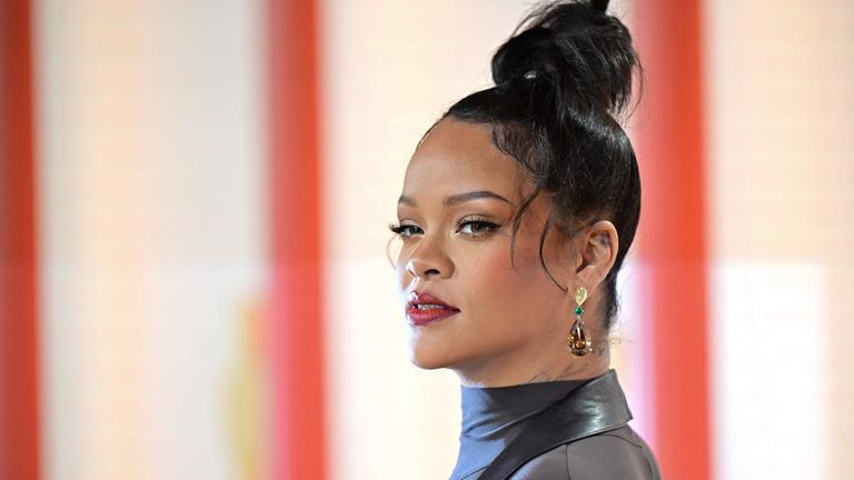 Rihanna ist zu sehen, der Hintergrund ist dabei unscharf.