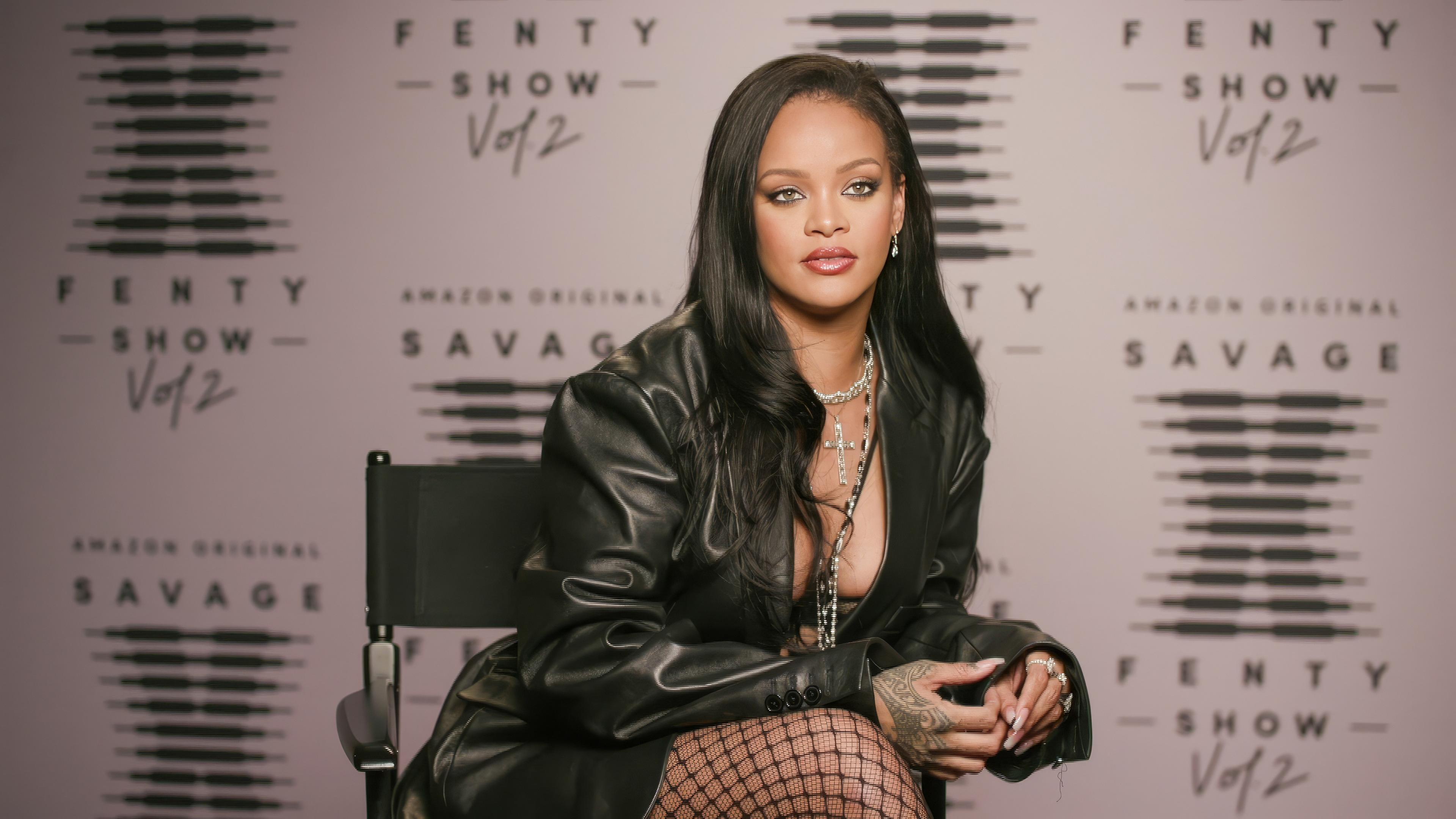 Rihanna sitzt vor einer Leinwand mit der Schrift "Amazon Original - Savage x Fenty Show Vol. 2"