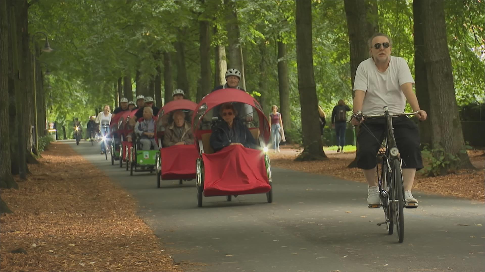 Rikschafahrer fahren durch Allee