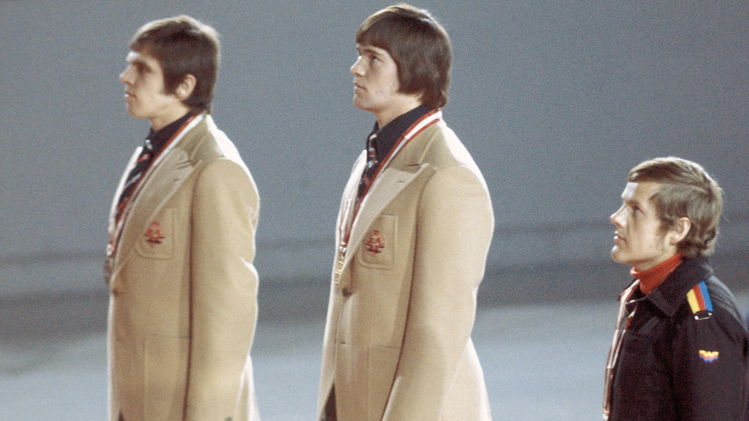 Die Rennrodler Hans Rinn und Detlef Günther (beide DDR) und Josef Fendt (BRD) bei der Siegerehrung der Olympischen Winterspiele 1976 in Innsbruck