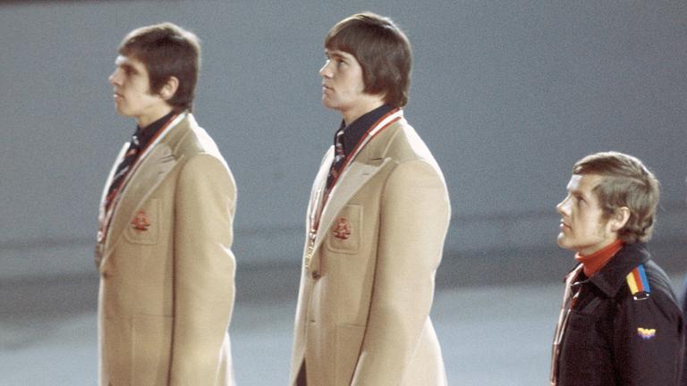 Die Rennrodler Hans Rinn und Detlef Günther (beide DDR) und Josef Fendt (BRD) bei der Siegerehrung der Olympischen Winterspiele 1976 in Innsbruck