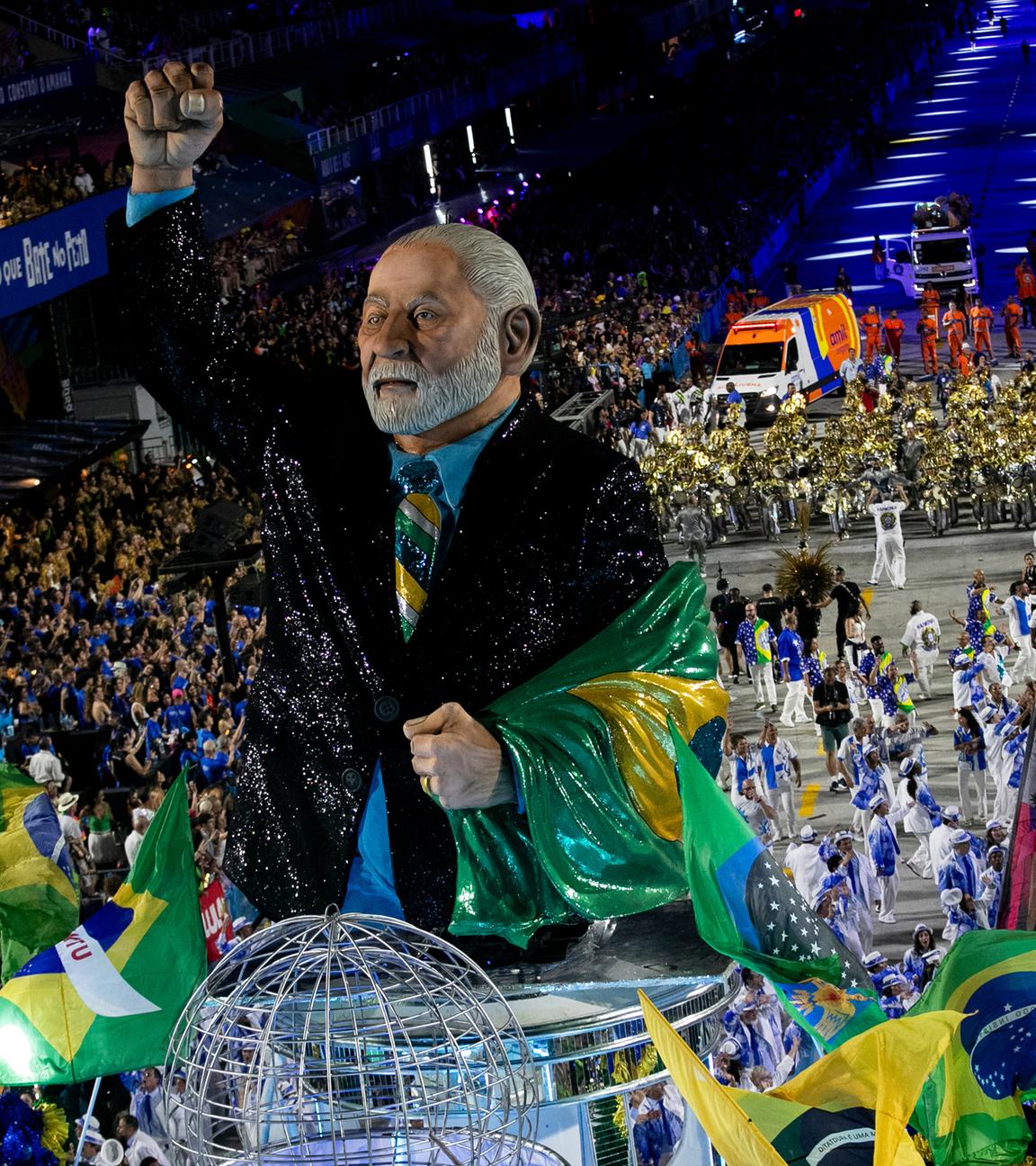 Auf einem Wagen steht eine viele Meter hohe Skulptur des Präsidenten Lula da Silva, er reckt die rechte Faust in die Luft.