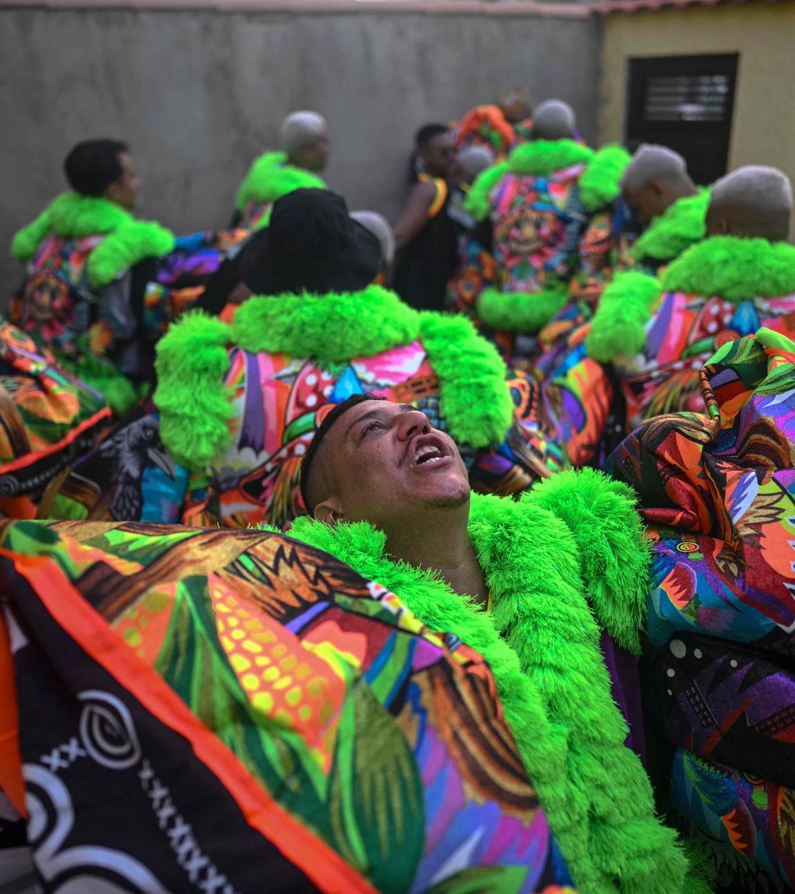 Feiernde bereiten sich auf den Umzug der Straßenkarnevalsgruppe Dito e Feito im Stadtteil Irajá in Rio de Janeiro, Brasilien, vor.