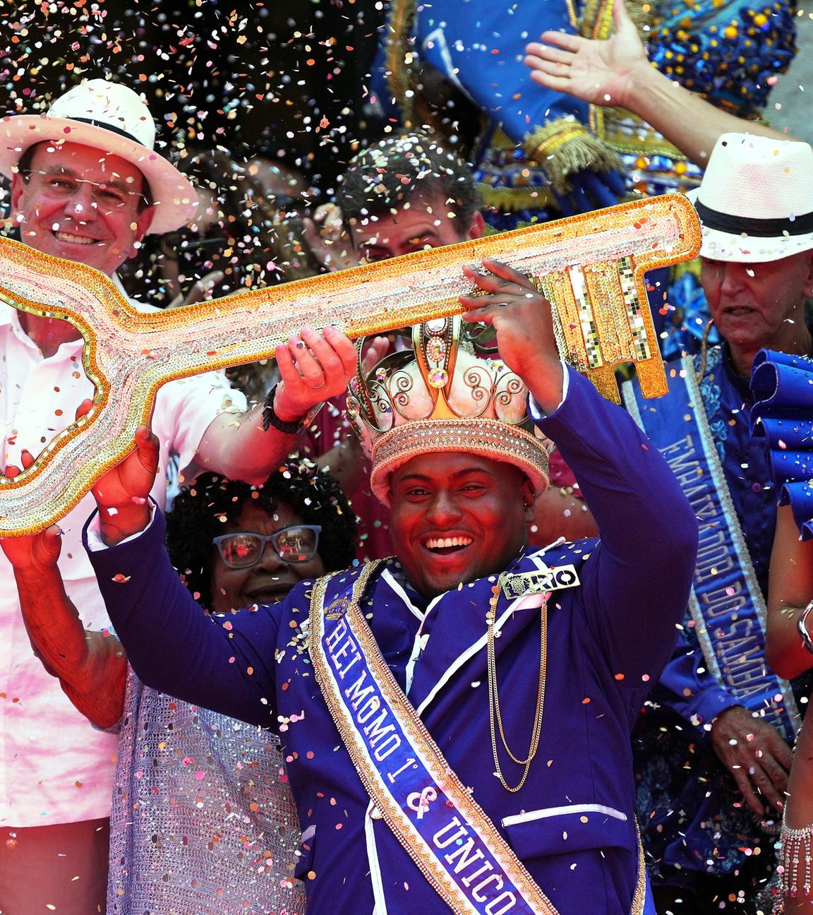 Rio de Janeiros Karnevalskönig Momo, Danilo Vieira, erhält den Schlüssel der Stadt von Bürgermeister Eduardo Paes.