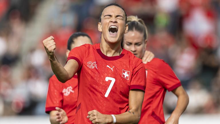 Die Schweizerin Rioila Xhemaili jubelt nach ihrem ersten Tor während des Frauenfussball-Länderspiels zwischen der Schweiz und der Tschechischen Republik im Vorfeld der UEFA Women's EURO 2025 im Stadion Schützenwiese in Winterthur, Schweiz, am Donnerstag, 26.06.2025. 