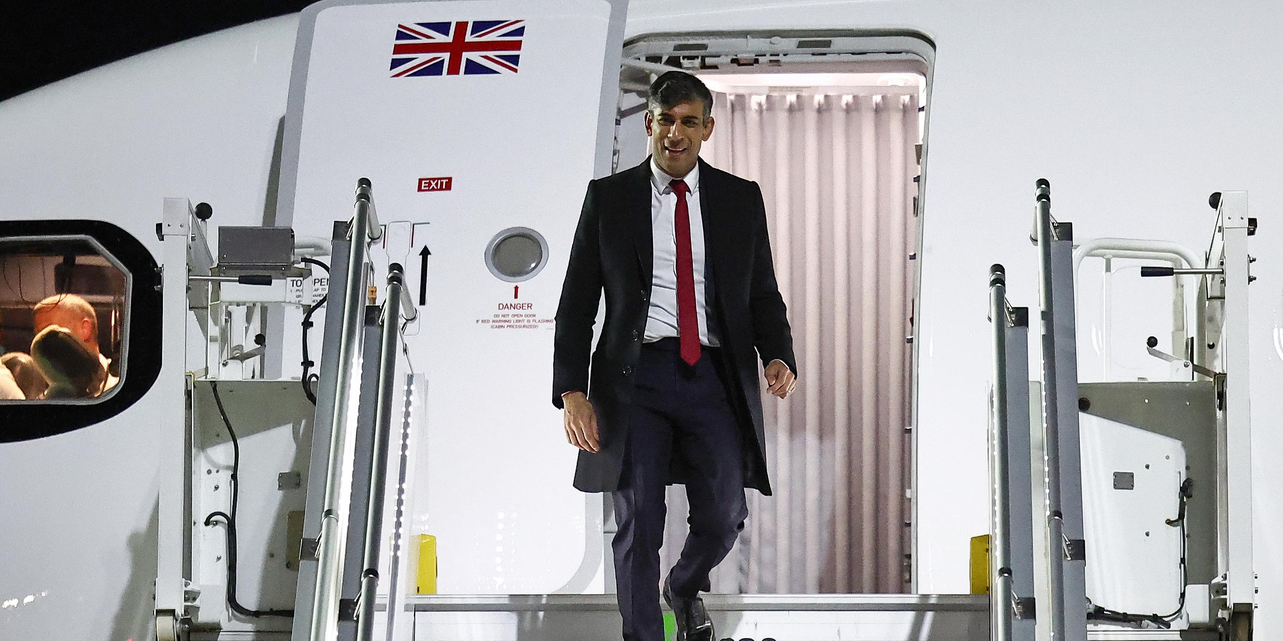 Rishi Sunak steigt bei seiner Ankunft am Flughafen Berlin-Brandenburg (BER) in Schönefeld südöstlich von Berlin aus dem Flugzeug, aufgenommen am 23.04.2024
