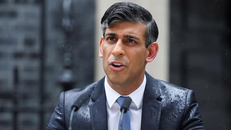 Rishi Sunak hält vor der Downing Street Nr. 10 in London, Großbritannien, am 22.05.2024 eine Rede, in der er zu Neuwahlen aufruft.