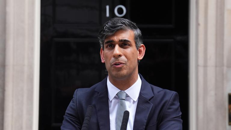 Der bisherige Premierminister Rishi Sunak gibt ein Statement vor der Downing Street 10 zu der Parlamentswahl ab.
