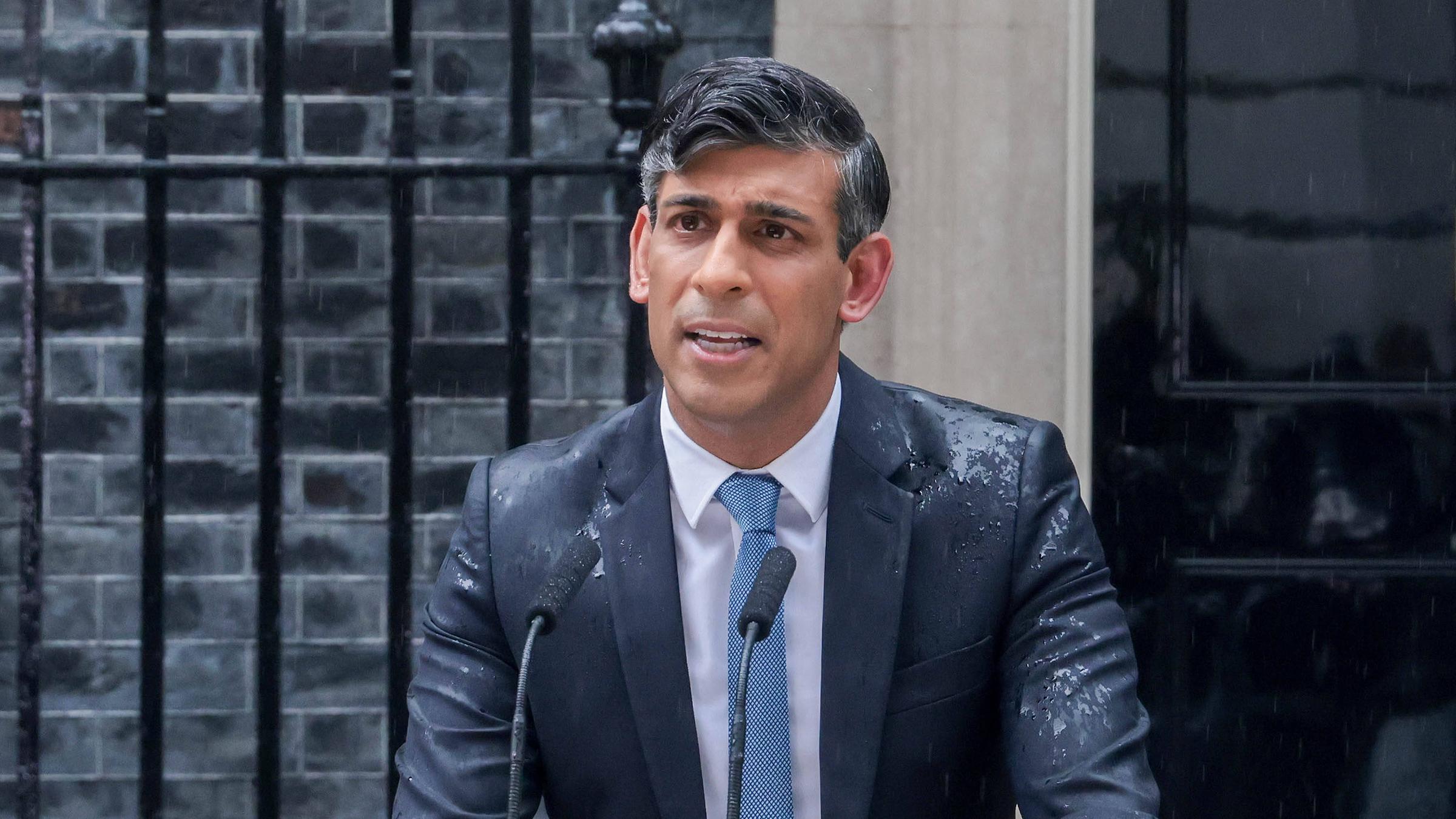 Premierminister Rishi Sunak im Regen