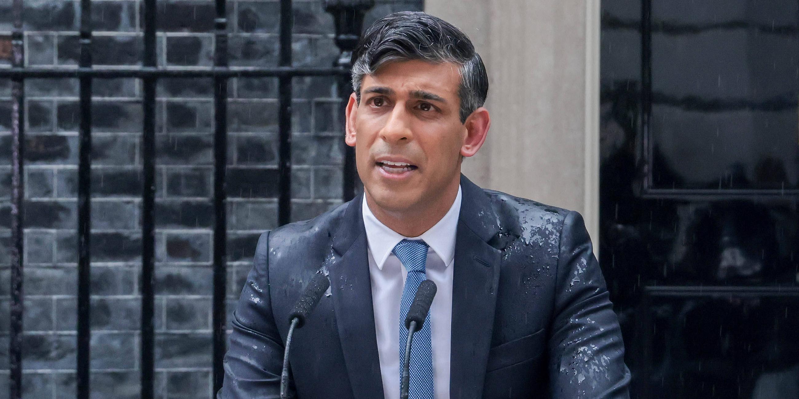 Premierminister Rishi Sunak im Regen