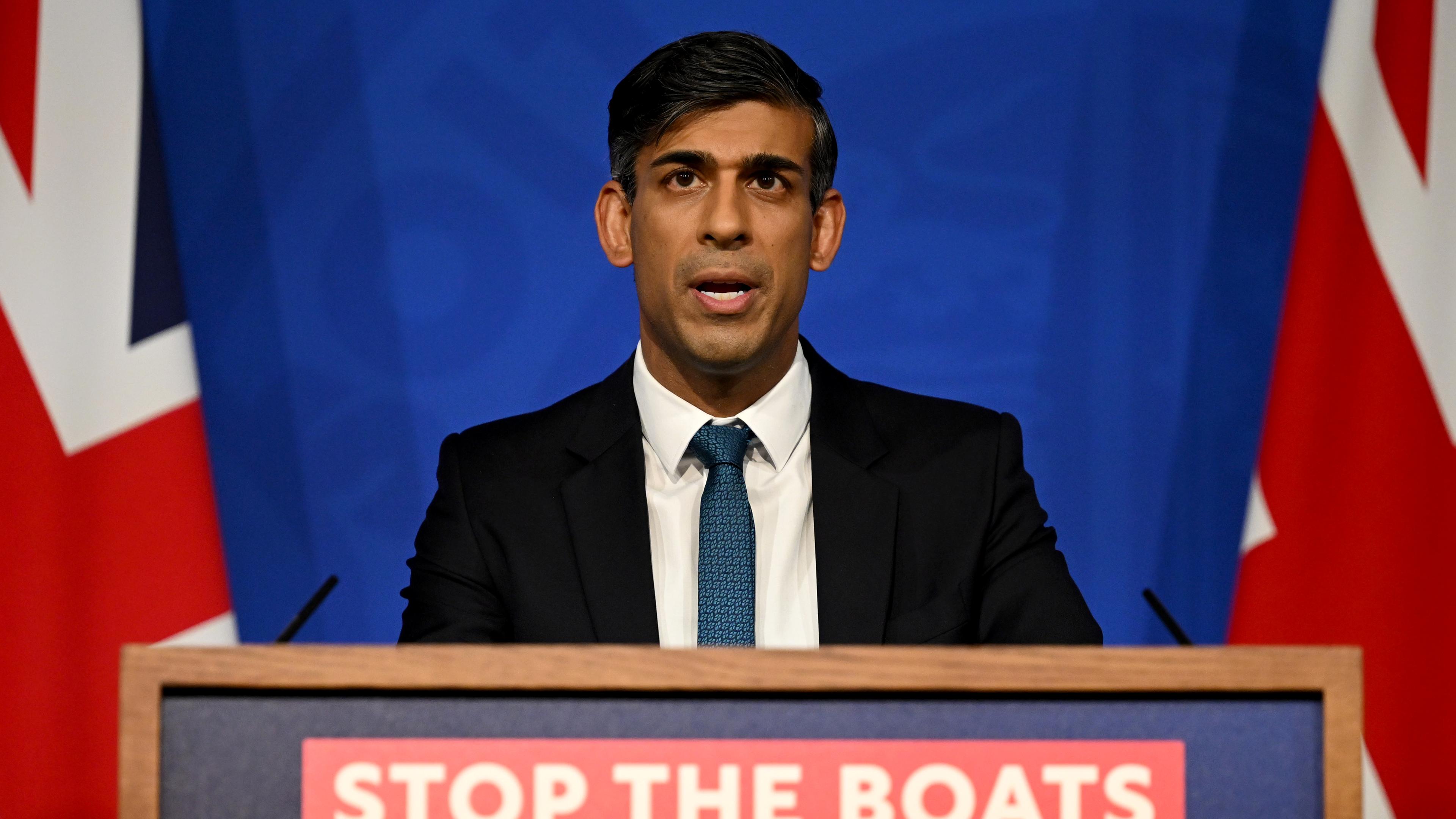 Britischer Premierminister Rishi Sunak am Rednerpult bei einer Pressekonferenz zum Thema Asylpolitik.
