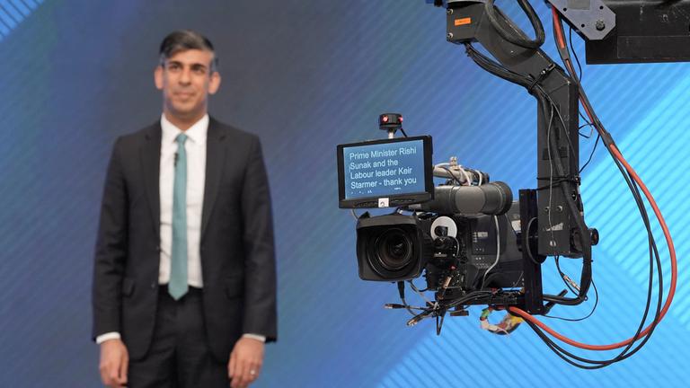 Der britische Premierminister Rishi Sunak steht in einem Fernsehstudio vor einem Telepromter.