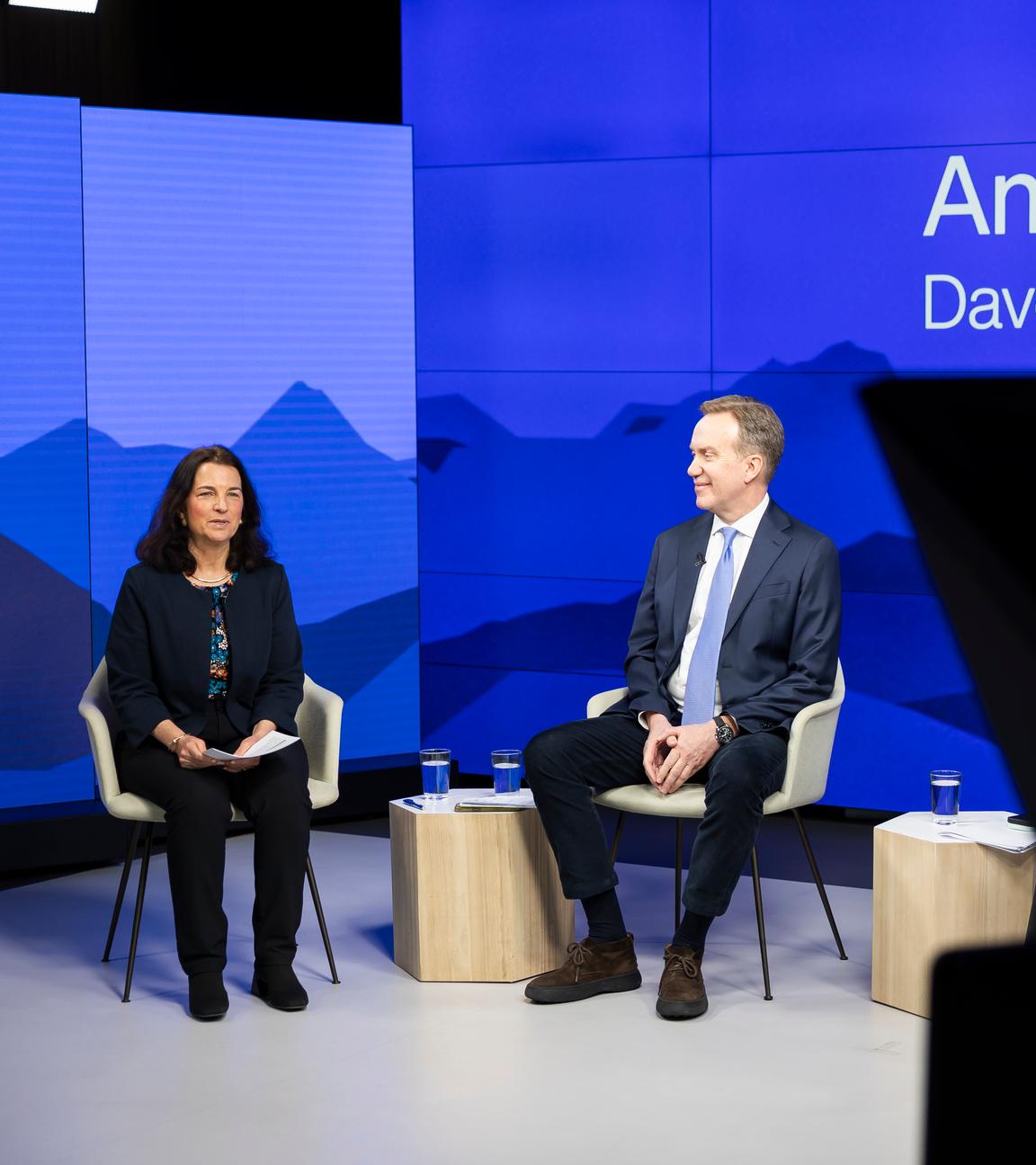 Sheba Crocker (links), Geschäftsführerin des Weltwirtschaftsforums (WEF), und Borge Brende, Präsident des WEF, nehmen an einer Pressekonferenz im Vorfeld der Jahrestagung des Weltwirtschaftsforums teil.