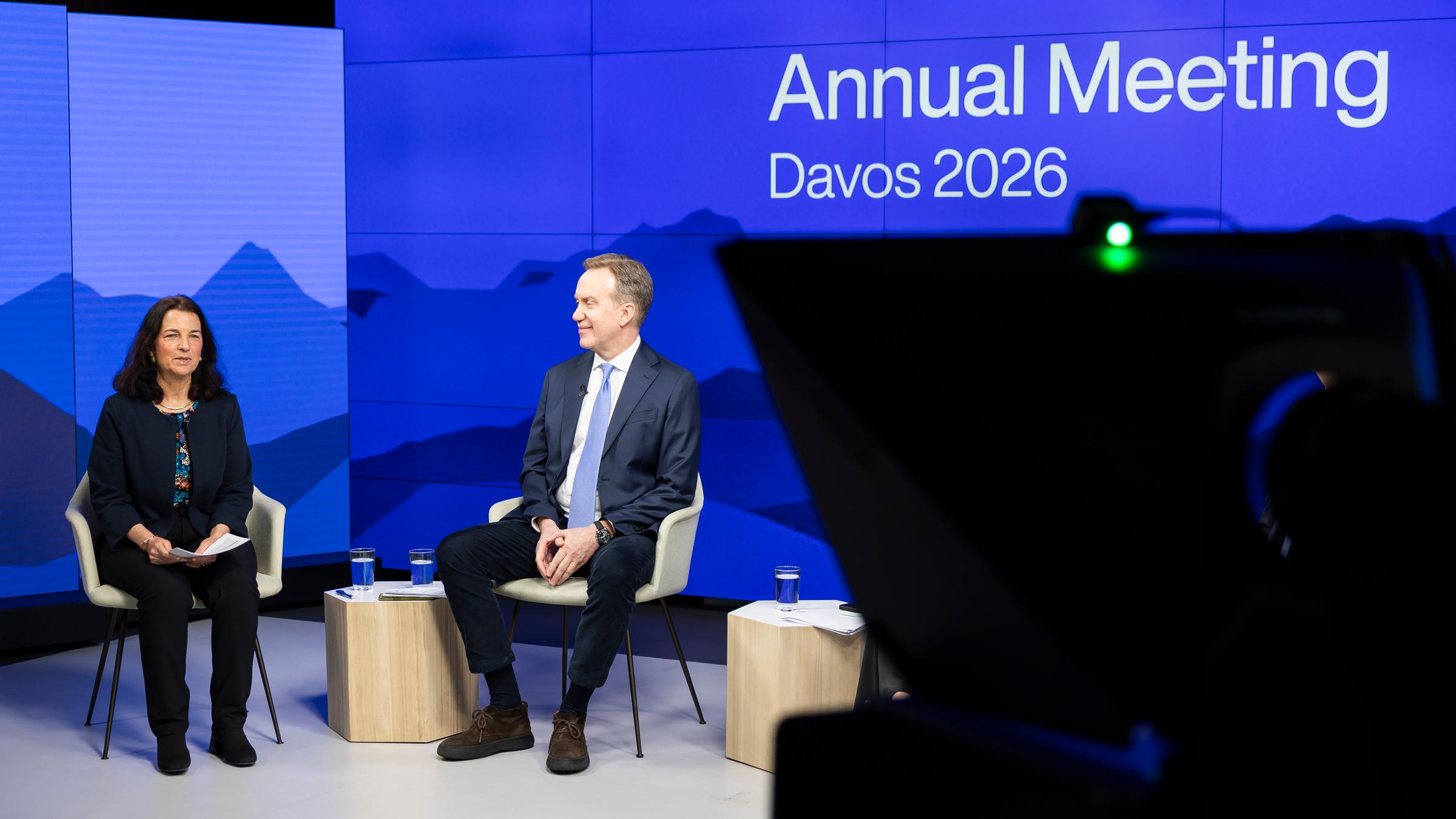 Sheba Crocker (links), Geschäftsführerin des Weltwirtschaftsforums (WEF), und Borge Brende, Präsident des WEF, nehmen an einer Pressekonferenz im Vorfeld der Jahrestagung des Weltwirtschaftsforums teil.
