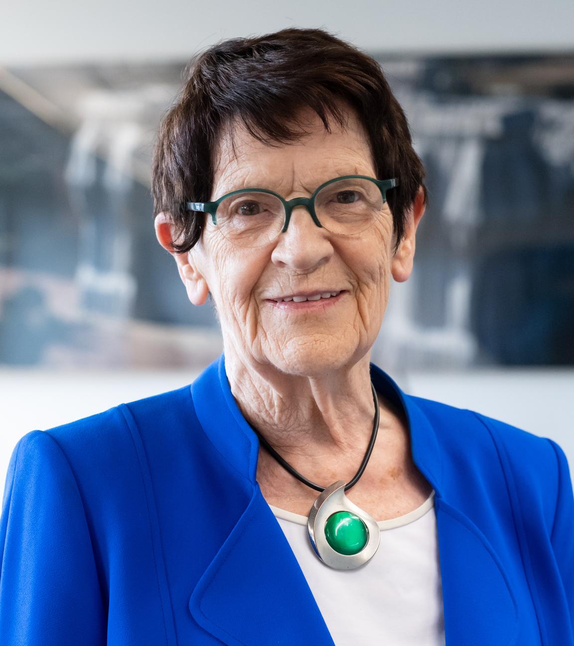 Rita Süssmuth (CDU), ehemalige Bundestagspräsidentin steht in ihrem Büro im deutschen Bundestag.