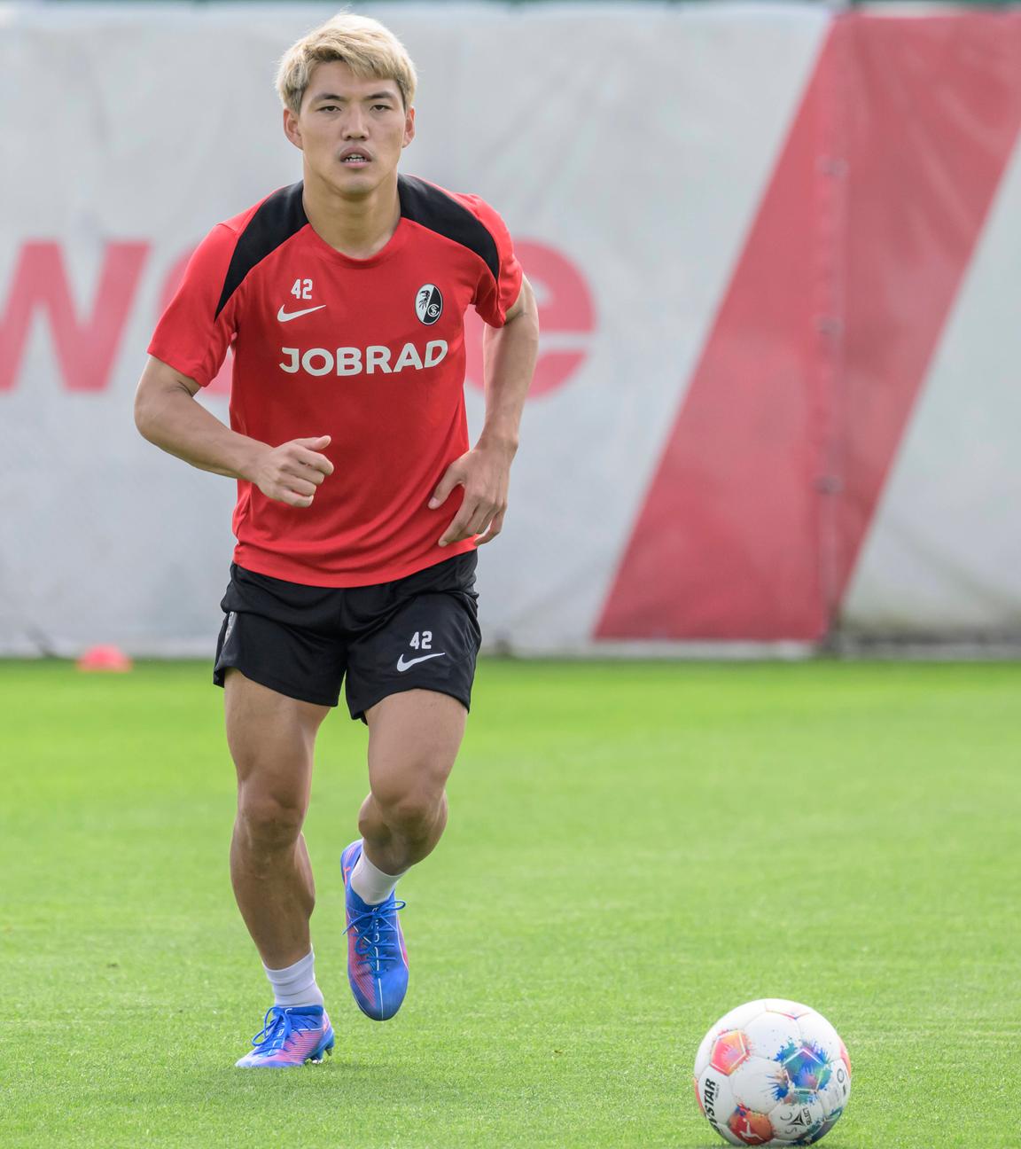 Ritsu Dōan vom SC Freiburg während eines Fußballtrainings am 31.07.2025.