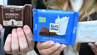  Matteo (l) und Melanie Wacker (r), die Betreiber der Firma Wacker, halten vor dem Oberlandesgericht Riegel der Firma Wacker und eine Ritter Sport Schokolade in den Händen. 