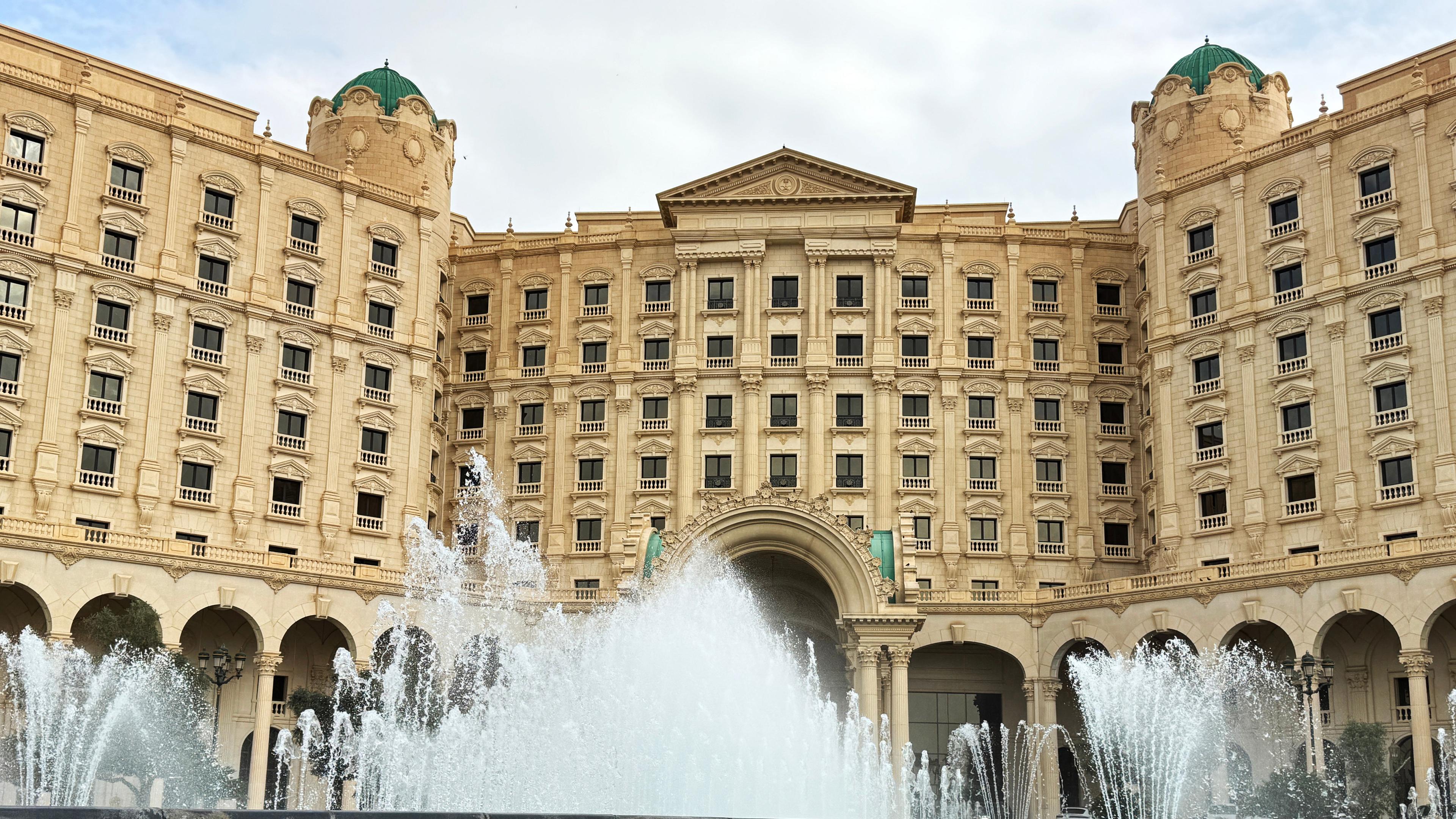 Saudi-Arabien, Riad: Blick auf das Ritz-Carlton-Hotel in Riad, Saudi-Arabien, das Schauplatz der Gespräche zwischen US-amerikanischen und ukrainischen Delegationen war.