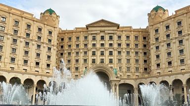 Saudi-Arabien, Riad: Blick auf das Ritz-Carlton-Hotel in Riad, Saudi-Arabien, das Schauplatz der Gespräche zwischen US-amerikanischen und ukrainischen Delegationen war.