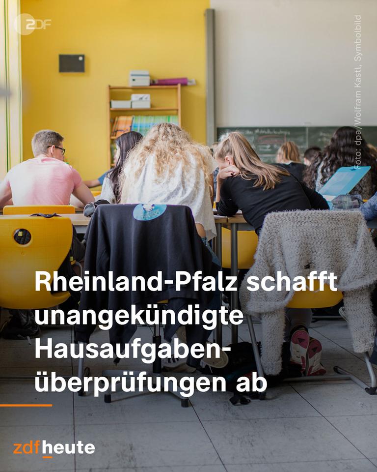 Eine Gruppe von Schulkindern sitzt in einem Klassenzimmer mit gelber Wand und arbeitet gemeinsam an einem Tisch. Rheinland-Pfalz hat unangekündigte Hausaufgabenüberprüfungen abgeschafft.