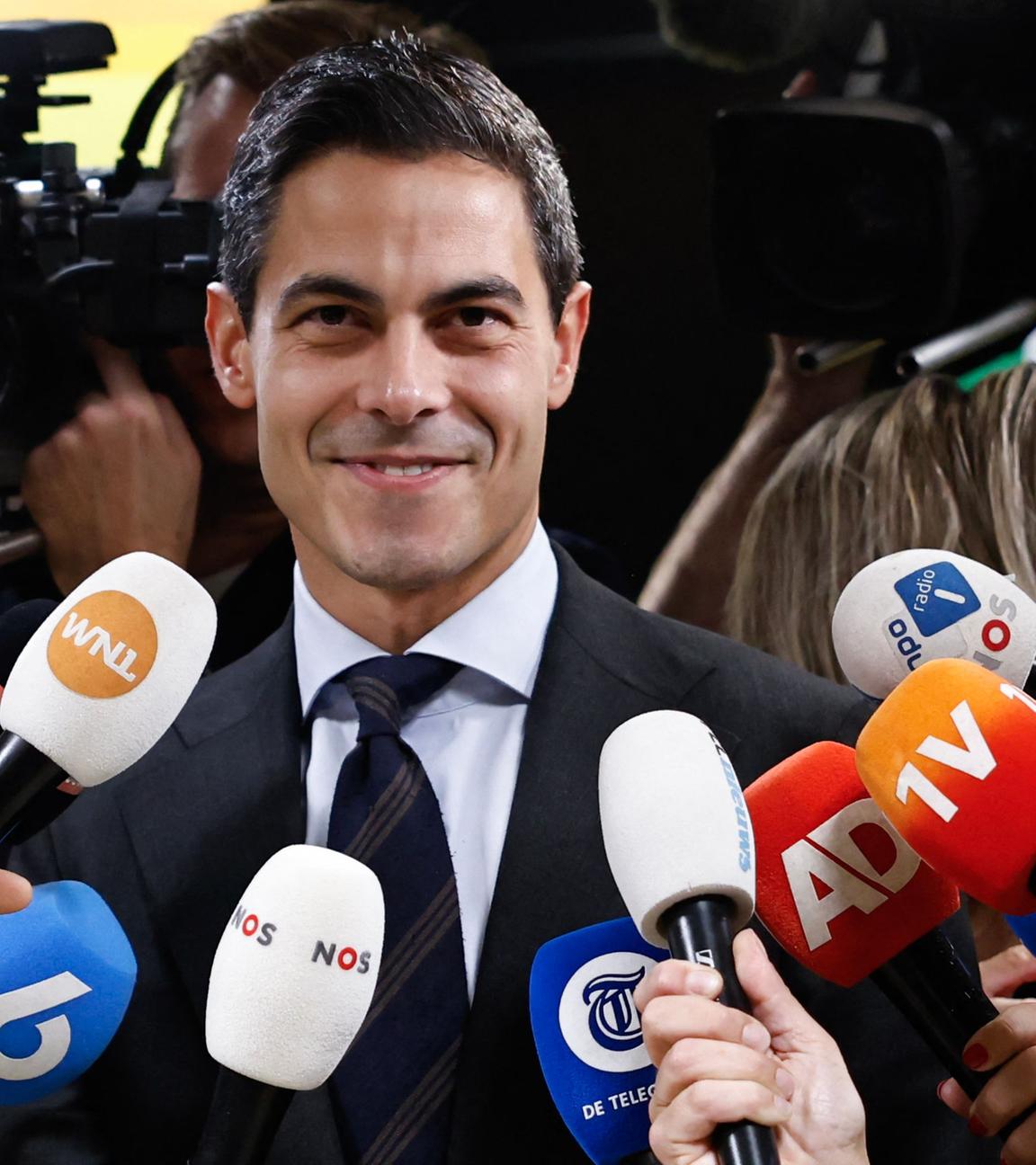 Der Vorsitzende der D66 (Demokraten 66), Rob Jetten, reagiert, als er am Tag nach den niederländischen Parlamentswahlen am 30. Oktober 2025 im Fraktionsraum der D66 (Demokraten 66) im Unterhaus in Den Haag vor Journalisten spricht. 