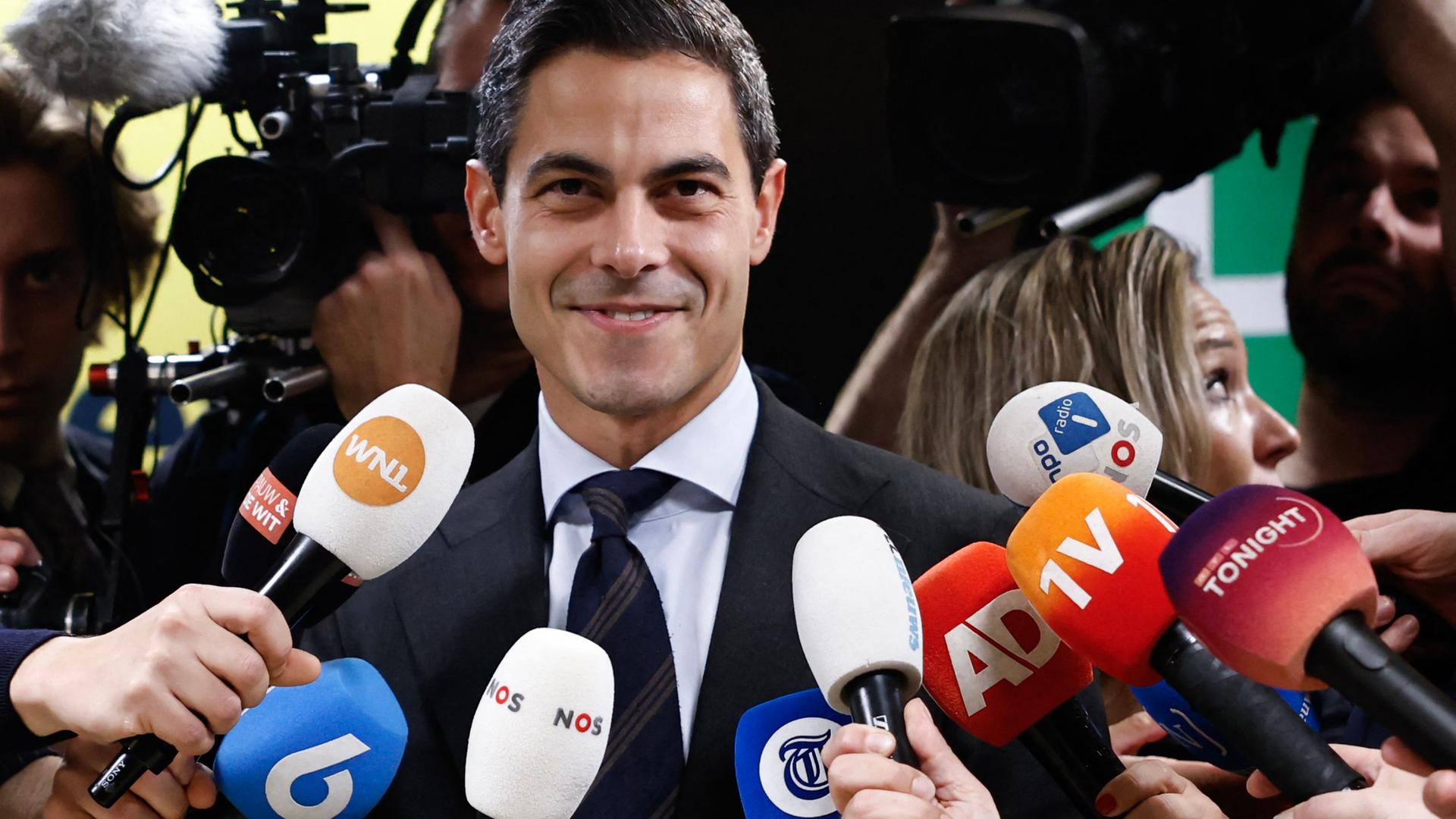 Der Vorsitzende der D66 (Demokraten 66), Rob Jetten, reagiert, als er am Tag nach den niederländischen Parlamentswahlen am 30. Oktober 2025 im Fraktionsraum der D66 (Demokraten 66) im Unterhaus in Den Haag vor Journalisten spricht. 