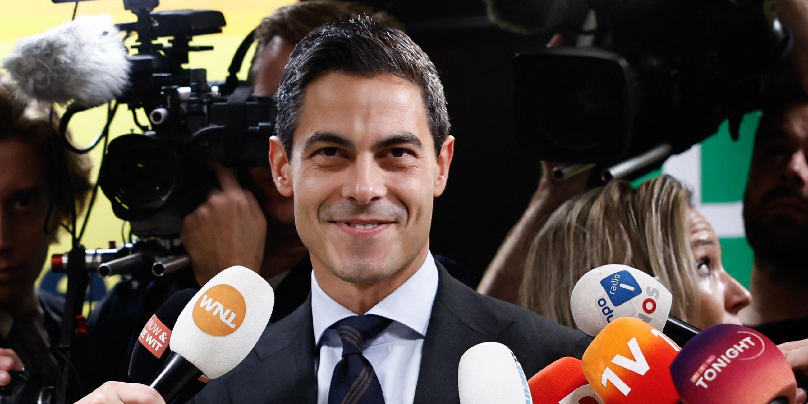 Der Vorsitzende der D66 (Demokraten 66), Rob Jetten, reagiert, als er am Tag nach den niederländischen Parlamentswahlen am 30. Oktober 2025 im Fraktionsraum der D66 (Demokraten 66) im Unterhaus in Den Haag vor Journalisten spricht. 