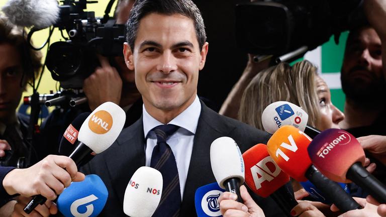 Der Vorsitzende der D66 (Demokraten 66), Rob Jetten, reagiert, als er am Tag nach den niederländischen Parlamentswahlen am 30. Oktober 2025 im Fraktionsraum der D66 (Demokraten 66) im Unterhaus in Den Haag vor Journalisten spricht. 