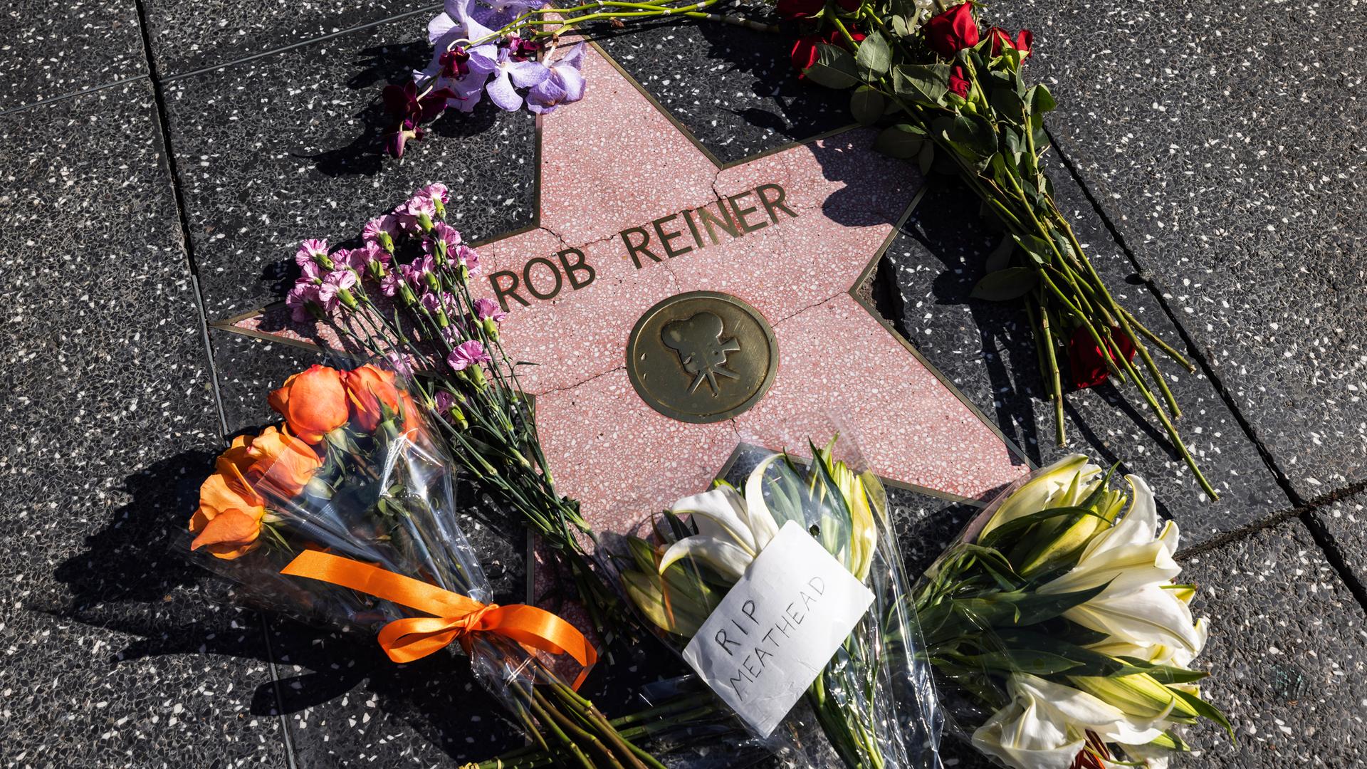 Rob Reiners Stern auf dem Hollywood Walk of Fame mit Blumen und einem Kranz in Los Angeles, Kalifornien, USA