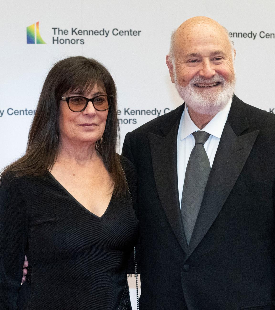 02.12.2023, USA, Washington: Rob Reiner und Michele Reiner betreten in Washington den roten Teppich im Außenministerium, um an der Kennedy Center Honors Gala teilzunehmen.