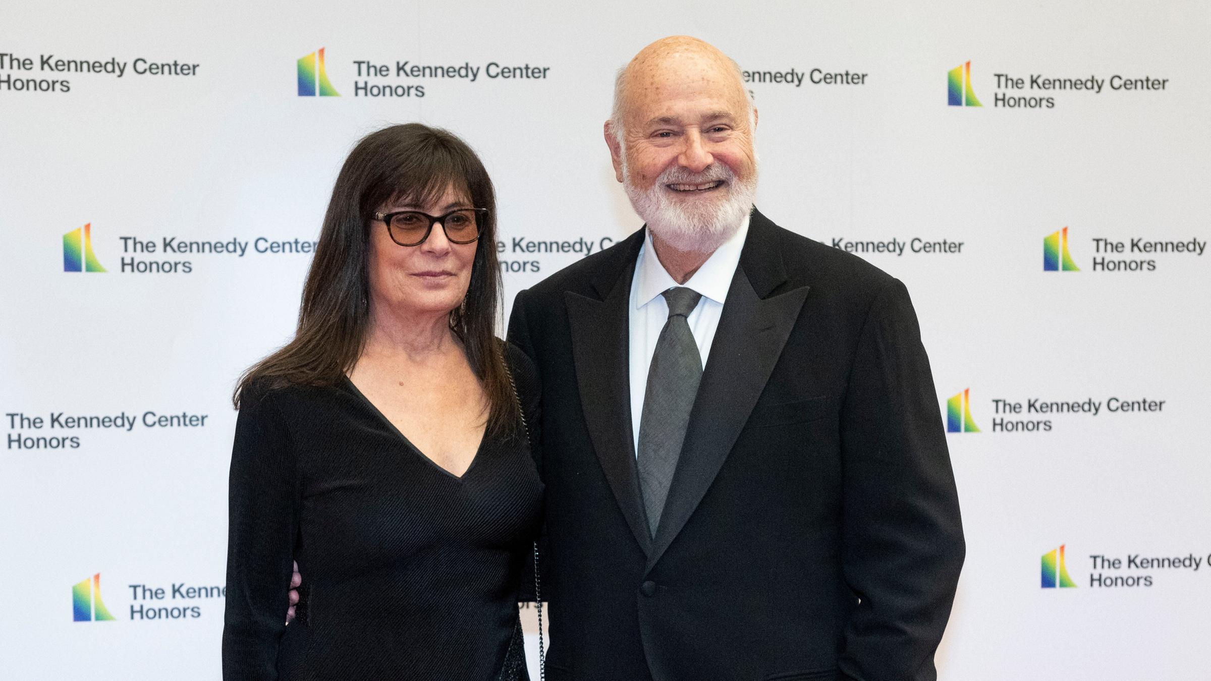 02.12.2023, USA, Washington: Rob Reiner und Michele Reiner betreten in Washington den roten Teppich im Außenministerium, um an der Kennedy Center Honors Gala teilzunehmen.