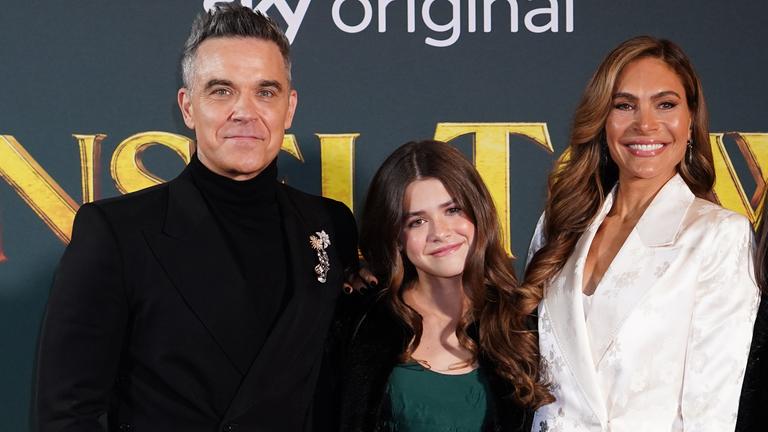 Robbie Williams, Teddy Williams, und Ayda Field Williams bei der Premiere von "Tinsel Town" in London - Auch dabei ist Pepper Packer.